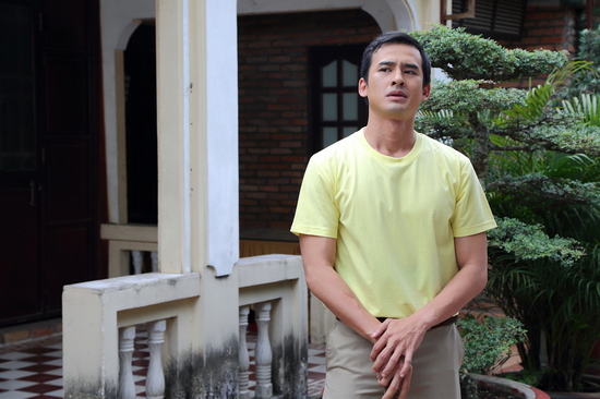 Duy chỉ riêng Văn (Lương Thế Thành đóng) là tỏ thái độ dửng dưng, không mấy thiện cảm, thậm chí nghi ngại về cô gái này. Bởi theo trí nhớ của anh thì Ngọc ngày xưa mập lại còn thấp, chứ đâu “da trắng dáng ngà” như bây giờ.