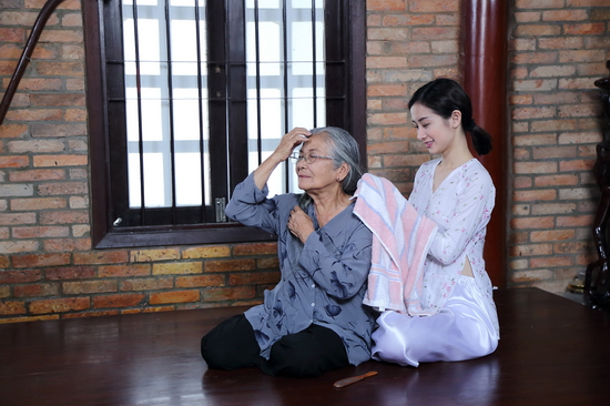 Bề ngoài tỏ ra xung khắc – không ưa gì người đẹp, ấy thế mà khi nhìn thấy Ngọc vui vẻ lau tóc cho bà Tư, thì Văn lại “ước chi mình cũng được người ấy chăm sóc như vậy…”. Tuy nhiên giây phút ấy cũng chỉ chợt đến, rồi cũng chợt đi khi Văn tỉnh mộng sau “giấc mơ hão huyền” và tiếp tục hành động, tìm cho bằng được chứng cứ chứng minh mối nghi ngờ bấy lâu về Ngọc là không sai.
