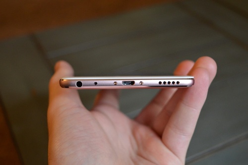 Tuy nhiên vẫn có một vài hạn chế trong thiết kế của Meizu M3 Max, đó là nút bấm âm lượng không tách biệt nên để tìm thấy và bấm sẽ gặp chút khó khăn. Ngoài ra phím âm lượng và phím nguồn ở cạnh bên phải, kết hợp với kích thước lớn nên thao tác với ngón tay bấm hơi khó. 