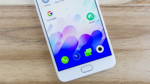 Kích thước lớn của Meizu M3 Max cũng sẽ khiến cho việc sử dụng bằng một tay khá khó khăn. Phím cứng Home tích hợp cảm biến vân tay ở mặt trước sẽ kiêm luôn cả phím back cũng như quay về màn hình home và Meizu gọi nó mTouch.