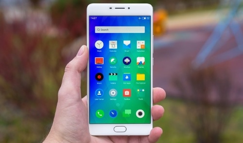 Màn hình: Meizu M3 Max rất lớn với màn hình 6 inch, độ phân giải Full HD với mật độ điểm ảnh đạt 367 ppi. Mặc dù màn hình kích thước lớn là khá ấn tượng cho nhu cầu giải trí, duyệt ảnh, web hay xem phim, nhưng thực tế màn hình của máy lại không thực sự ấn tượng. Tấm nền IPS LCD cho góc nhìn rất rộng nhưng độ sáng không cao nên nên khi sử dụng ngoài trời vẫn hơi mờ và lóa. Màu sắc hiển thị chưa thật sự chính xác nhưng hoàn toàn có thể chấp nhận được ở một thiết bị tầm trung. 