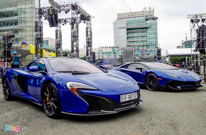 Minh Nhựa khoe hai siêu xe đồng màu hàng độc