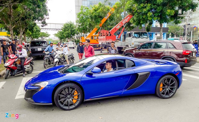 Minh Nhựa đích thân lái siêu xe trị giá trên 16 tỷ đồng. Chiếc McLaren 650S Spider màu xanh được doanh nhân này mua hồi giữa tháng 9/2016 sau khi bán chiếc cùng loại màu cam.