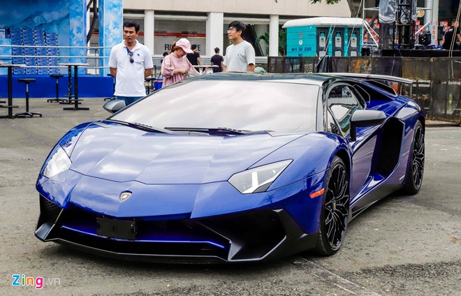 Bên cạnh chiếc McLaren 650S Spider, Minh Nhựa còn đem chiếc xe hàng độc của mình là Lamborghini Aventador LP750-4 Super Veloce màu xanh tới sự kiện. Hiện tại, Việt Nam có hai chiếc Aventador SV. Ngoài chiếc màu xanh của Minh Nhựa, tại Hà Nội còn một bản mui trần màu vàng.