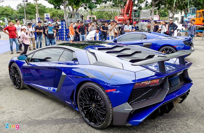 Chủ nhân chiếc xe tiết lộ giá trị mẫu xe này khoảng 1,5 triệu USD, đắt nhất trong số Lamborghini có mặt tại Việt Nam. Trước đây, Minh Nhựa từng sở hữu một chiếc Lamborghini Murcielago LP670-4 SV trị giá 1 triệu USD.