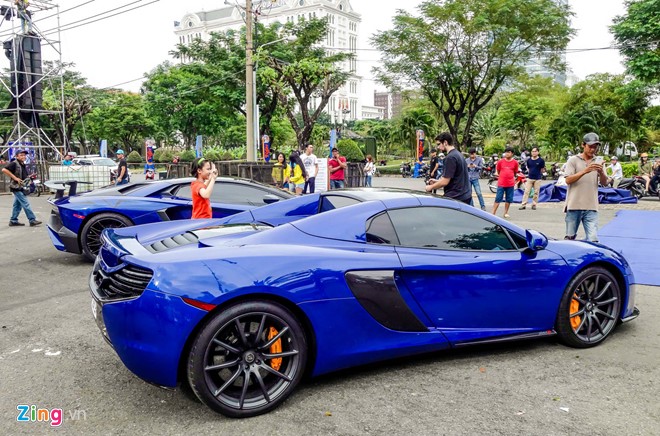 Minh Nhựa là thiếu gia chơi xe không có đối thủ tại Việt Nam khi liên tục nhập về những mẫu xe độc đáo, đắt tiền. Xe đắt nhất trong bố sưu tập của doanh nhân này là Pagani Huayra trị giá trên 80 tỷ đồng. Dù vậy, siêu xe màu cam của Minh Nhựa chưa một lần xuất hiện trên phố do vẫn chưa ra biển số.
