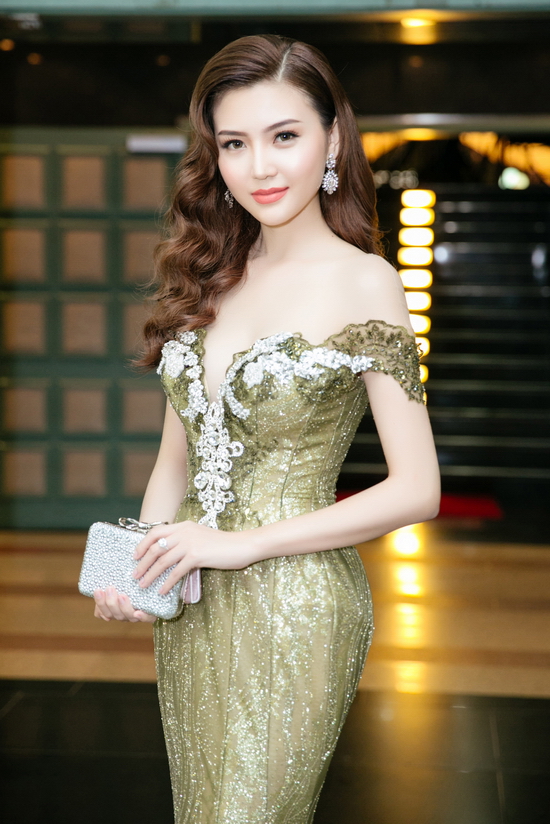 Là những người đẹp có phong cách ăn mặc đẹp nhất đêm qua, mỗi người đẹp chọn cho mình một bộ đầm dạ hội sang trọng và ấn tượng. Hoa hậu Ngọc Duyên chọn bộ dạ hội màu xanh rêu của Nhà thiết kế Phan Đặng Anh Thư.