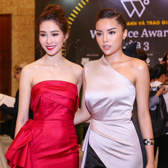 Tại sự kiện, Kỳ Duyên giữ thần thái khá lạnh lùng, ít khi nở nụ cười. Trong khi Đặng Thu Thảo cười tươi thì người đẹp Nam Định giữ thái độ vừa phải.