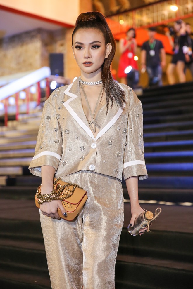 Kỳ Duyên kém tươi tắn trên thảm đỏ sự kiện hình ảnh 12 Thu Thủy diện trang phục lấy cảm hứng từ vest của các quý ông, nhưng được thiết kế với những đường cắt cúp ở phần ngực để trở nên quyến rũ hơn.