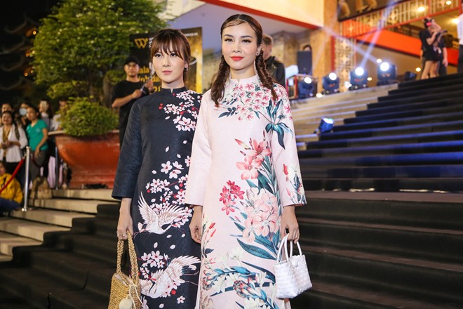 Kỳ Duyên kém tươi tắn trên thảm đỏ sự kiện hình ảnh 13 Trong khi đa số các nghệ sĩ khác đều diện đầm lộng lẫy thì chị em Yến Trang, Yến Nhi tạo sự khác biệt với áo dài nền nã, túi xách từ chất liệu thủ công.