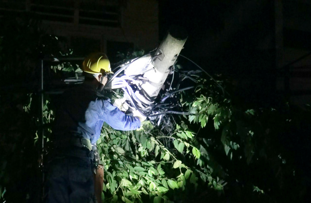 Mùng 1 Tết, dân tá hỏa vì Tàu hỏa kéo gãy cột điện