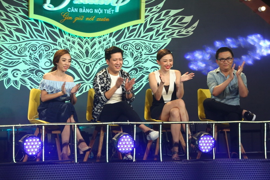 Ban bình luận ngoài Thu Trang, Trường Giang và Tóc Tiên thì còn có sự quay trở lại của MC Đại Nghĩa. Bên cạnh đó còn có sự xuất hiện của Chàng Elsa – Vua Mặt Nạ đầu tiên vẫn còn bảo toàn danh tính đến thời điểm hiện tại. Anh cầm trên tay cây quyền trượng của một vị vua và bắt MC Hoàng Rapper quỳ xuống sân khấu khiến khán giả cười lăn cười bò. Được dịp, Trường Giang còn yêu cầu Vua Mặt Nạ “chém đầu” MC để “thiên hạ thái bình” khiến sân khấu trường quay “nóng” hơn bao giờ hết.