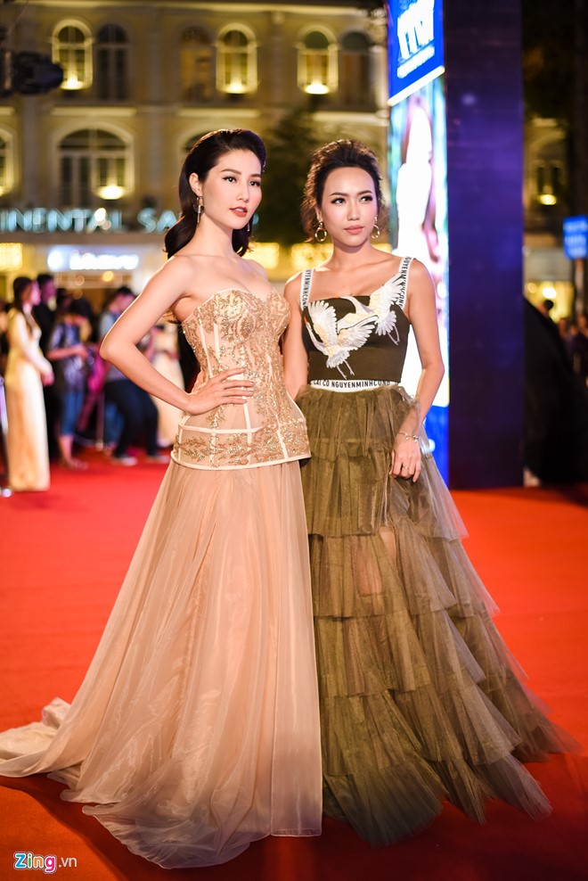 My nhan Viet va sao 'Co dau 8 tuoi' khoe sac tren tham do hinh anh 3