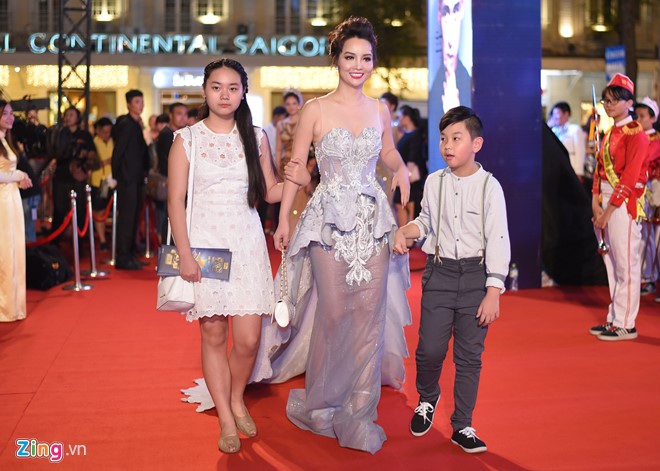 My nhan Viet va sao 'Co dau 8 tuoi' khoe sac tren tham do hinh anh 19