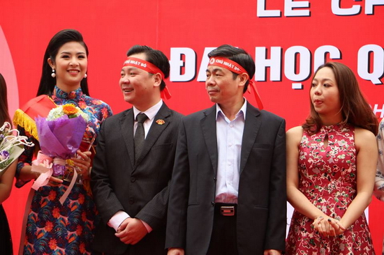 Hoa hậu Ngọc Hân (ngoài cùng bên trái)