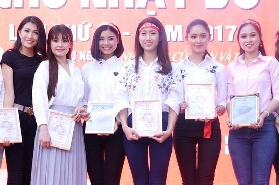 Dàn người đẹp tham dự ngày Chủ nhật đỏ ở TPHCM