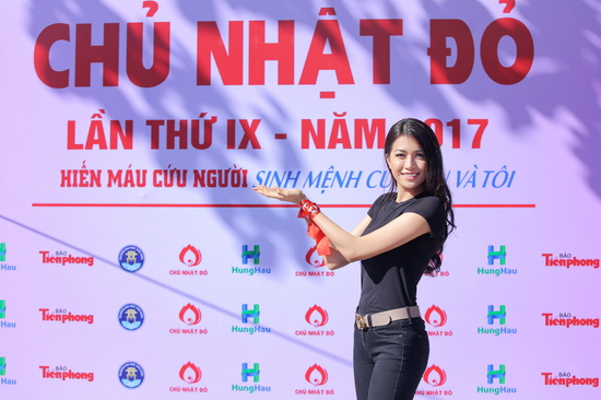 Dù chỉ còn vài ngày trước khi sang Philippines tham dự Miss Universe, người đẹp vẫn tranh thủ tham dự theo lời mời của ban tổ chức. Trước đó, cô đảm nhận vai trò vedette của NTK Adrian Anh Tuấn. Ngay sau đó, người đẹp đáp chuyến bay về TPHCM trong khuya. Dù hành trình tất bật và địa điểm tổ chức khá xa trung tâm, Lệ Hằng vẫn xuất hiện rạng rỡ từ sớm.