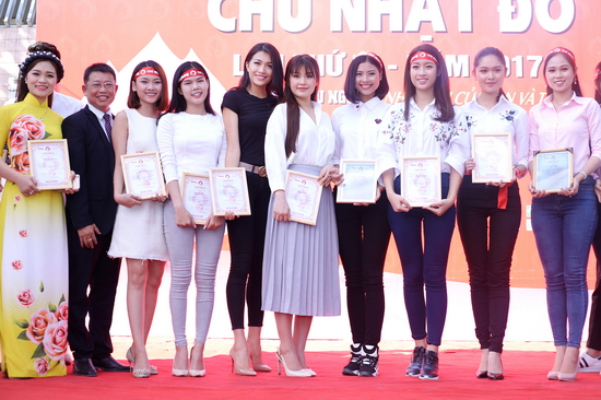 Dàn người đẹp tham dự ngày Chủ nhật đỏ ở TPHCM