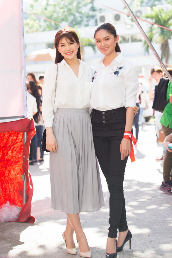 Đặc biệt, đây là lần đầu tiên Diễm Trang có dịp hội ngộ Thuỳ Dung vì cô bận rộn dành thời gian cho gia đình nhỏ thời gian qua. Cùng đăng quang danh hiệu Á hậu 2 của Hoa hậu Việt Nam, hai người đẹp đều được đánh giá cao bởi vẻ đẹp trong sáng cùng tri thức. Gặp gỡ nhau tại sự kiện, cả hai thân thiết trò chuyện và chụp hình kỷ niệm.