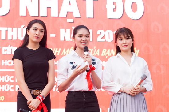 Trên sân khấu sự kiện, bộ ba Á hậu Diễm Trang, Lệ Hằng và Thuỳ Dung có dịp chia sẻ về chương trình Chủ nhật đỏ. Á hậu Diễm Trang chia sẻ: “Mỗi người chúng ta chỉ cần bỏ ra một chút công sức mà thôi. Nhưng chắc chắn, nó sẽ trở thành một món quà ý nghĩa vào dịp Tết này dành cho những bệnh nhân”.