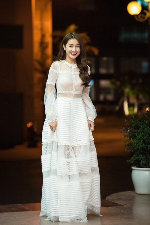 Nhã Phương xuất hiện với đầm trắng mang phong cách vintage được ưa chuộng của năm 2016.