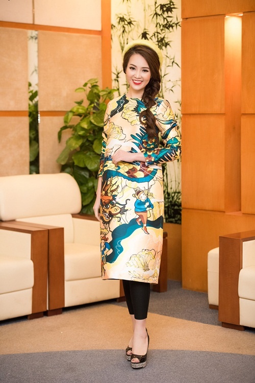 Sau đó, cô thay áo dài cách tân mặc cùng quần legging. Chất liệu vải taffeta cứng cáp, cộng thêm phom rộng khiến chiếc áo bị phồng.