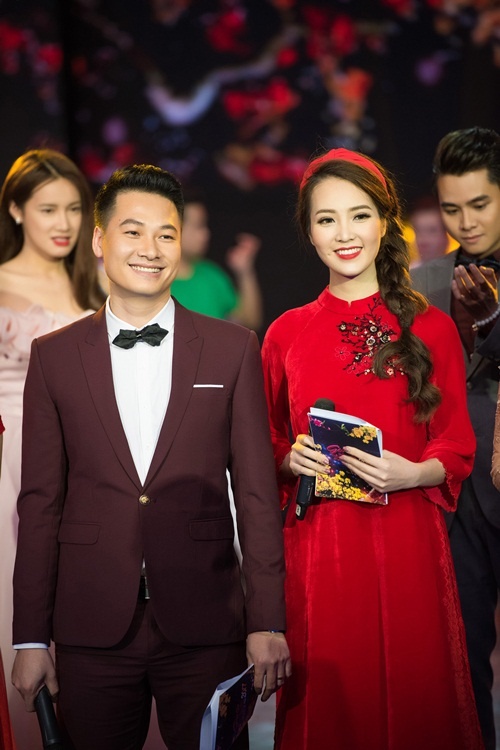 Trên sân khấu, Thụy Vân diện bộ áo dài nhung the màu đỏ. Điểm nhấn là cành hoa đào thêu ở cổ.