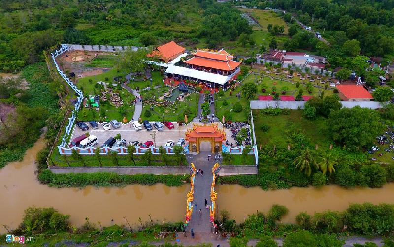 Nhà thờ Tổ của Hoài Linh được trang trí đón Tết Đinh Dậu hình ảnh 1 Nha tho To cua Hoai Linh duoc trang tri don Tet Dinh Dau hinh anh 1