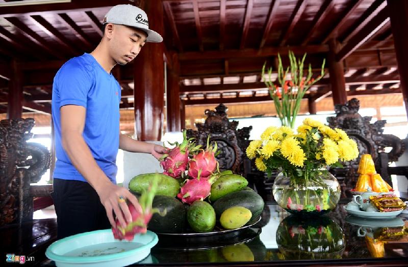 Nhà thờ Tổ của Hoài Linh được trang trí đón Tết Đinh Dậu hình ảnh 13 Thường ngày, mâm trái cây cũng được bày sẵn để đón khách. Hiện, nhà thờ Tổ có khoảng 4,5 người trông coi. Những ngày giáp Tết. cựu thành viên nhóm Sao Đêm tăng cường thêm nhân sự để phụ giúp khâu trang hoàng, dọn dẹp.