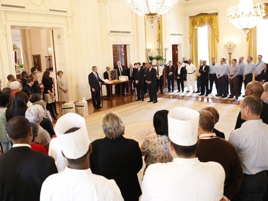 Quản gia Nhà Trắng Stephen Rochon đứng ở trước phòng cùng Tổng thống George W. Bush khi các nhân viên Nhà Trắng nói lời chia tay đầy nước mắt với đệ nhất gia đình vào ngày 20/1/2009. Ảnh: Eric Draper.