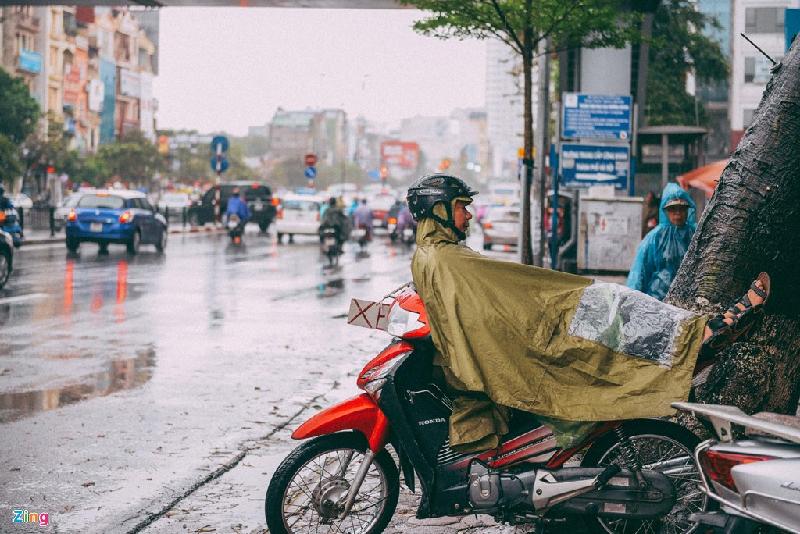 Những cảnh đời mưu sinh trong mưa lạnh hình ảnh 3 Vào quán nước ngồi lâu họ cũng đuổi, về nhà thì lấy gì mà ăn, trú mưa trước cửa nhà người ta lâu không được, tôi chỉ còn cách nằm trên yên xe - ông Xuyên, lái xe ôm ở phố Tây Sơn chia sẻ.