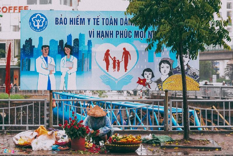 Những cảnh đời mưu sinh trong mưa lạnh hình ảnh 6 Ngày 12/1 (Rằm tháng Chạp năm Bính Thân), nhiều người tranh thủ nhập thêm hoa cúng để bán nhưng mưa gió khiến họ gặp khó.