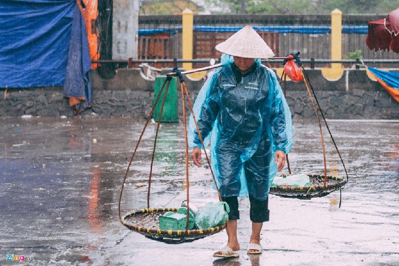 Những cảnh đời mưu sinh trong mưa lạnh hình ảnh 7 Mưa buốt lạnh khiến quang cảnh chợ Long Biên (quận Ba Đình) trở nên ảm đạm hơn.