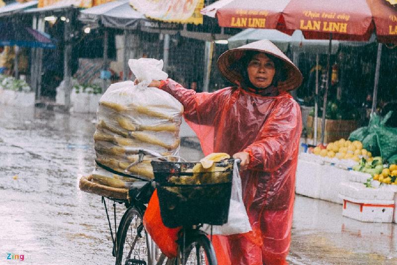 Những cảnh đời mưu sinh trong mưa lạnh hình ảnh 9 15h, nhưng người bán ngô còn khá nhiều hàng.