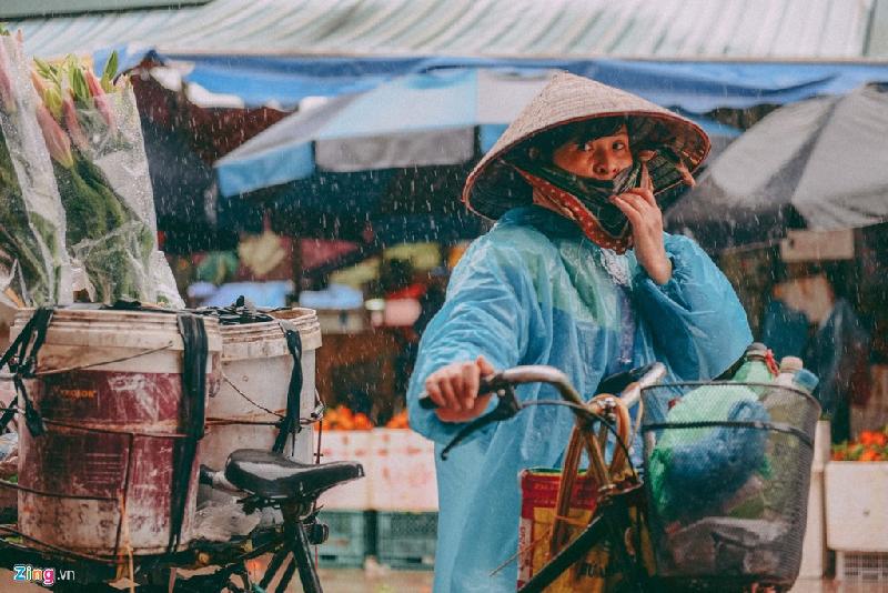 Những cảnh đời mưu sinh trong mưa lạnh hình ảnh 10 Chị Thảo cho biết bán hoa ly dạo nhiều vòng quanh chợ Long Biên nhưng không có khách hỏi.
