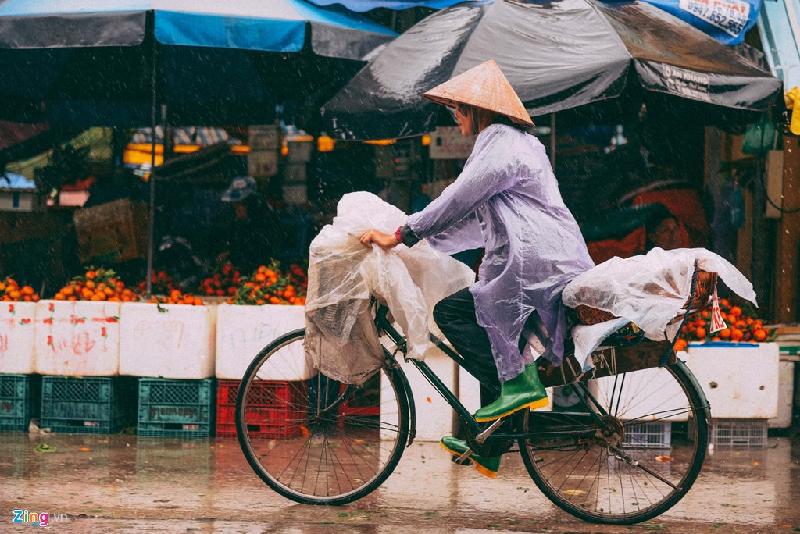 Những cảnh đời mưu sinh trong mưa lạnh hình ảnh 11 Mặc cho cơn mưa nặng hạt, tiếng rao “Xôi lạc, bánh khúc đây” vẫn vang lên mỗi ngõ ngách khu chợ này.