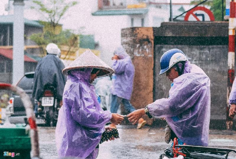 Những cảnh đời mưu sinh trong mưa lạnh hình ảnh 12 Cảnh trao đổi, buôn bán giữa mưa ở khu chợ đầu mối hoa quả nổi tiếng Hà Nội.