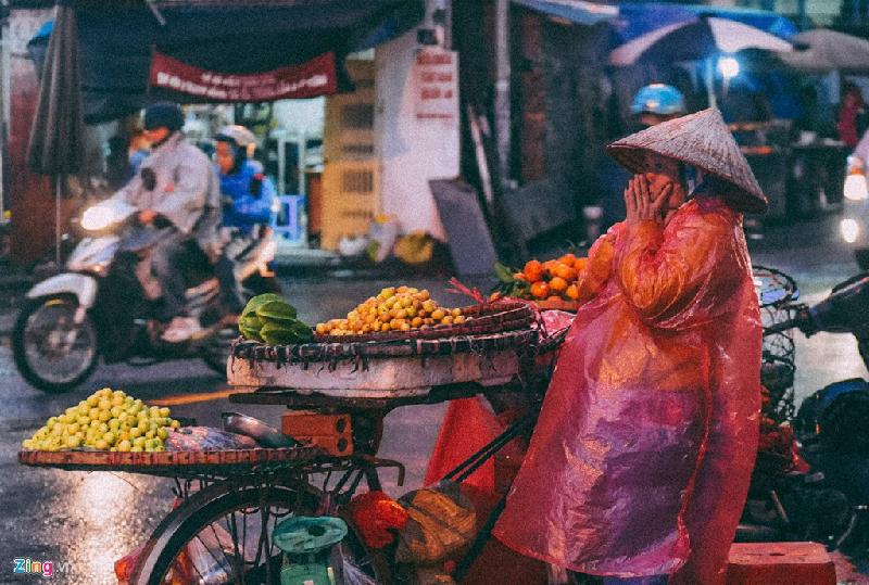 Những cảnh đời mưu sinh trong mưa lạnh hình ảnh 16 Chị Táo (48 tuổi, nhà ở Gia Lâm) ngày ngày vào trung tâm thủ đô để bán hàng. Người phụ nữ tần tảo kể ngày xưa mẹ chị mang thai mình chỉ nghén mỗi táo nên đặt tên con như vậy.
