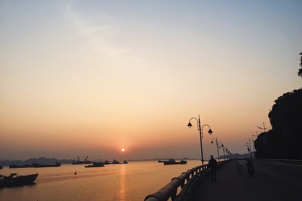Đường bao biển Hạ Long (Quảng Ninh) kéo dài từ khu vực cung văn hóa Việt - Nhật đến cột 8. Theo cung đường này, du khách không chỉ được ngắm nhìn cảnh núi non hùng vĩ hay thuyền bè qua lại trên vịnh, mà còn có cơ hội tìm hiểu cuộc sống của những người dân làm nghề chài lưới ở khu vực chợ cá. Ảnh: Thảo Nhi .