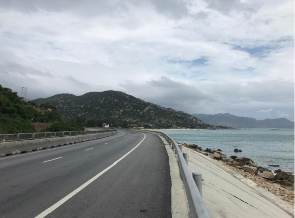 Đường ven biển Cà Ná (Phan Rang) chạy dọc theo triền núi khá rộng và ít xe lớn qua lại sẽ giúp bạn có thể thong dong tận hưởng cảnh non xanh, nước biếc đầy nên thơ. Có đoạn, con đường còn nằm trọn trong lòng núi sẽ khiến bạn đầy bất ngờ. Ảnh: Zac2016hcm .