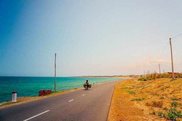 Đường ven biển từ Phan Thiết dẫn đến Mũi Né dài khoảng 100 km là cung đường mà bất cứ phượt thủ cũng mong đặt chân đến ít nhất một lần trong đời. Một bên là biển với tiếng sóng vỗ bờ, một bên là dải đất badan với màu vàng cam ám màu thời gian đã là nguồn cảm hứng của rất nhiều nhiếp ảnh gia. Ảnh: Hoài Nam 