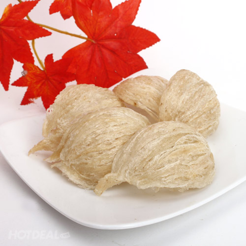 Yến sào có công dụng chính là bồi bổ sức khỏe và tăng cường sinh lực. Đặc biệt, ngoài 18 acid amin, yến sào còn rất giàu Proline (5.27 %), Axit aspartic (4.69 %), nhiều nguyên tố quý như Ca, Fe, Mn, Br, Cu, Zn, Cr…, giúp tiêu hóa tốt hơn, làm tăng lượng hồng cầu trong máu, kích thích các tế bào sinh trưởng, phục hồi các tế bào tổn thương. Chính vì thế, món yến hoàn toàn thích hợp cho người cao tuổi, người bệnh dùng để bồi bổ và phục hồi sức khỏe. Yến sào rất hiệu quả đối với các trường hợp bị bệnh lâu ngày, sức đề kháng bị suy giảm, người bệnh gầy yếu, tiêu hóa kém, suy giảm trí nhớ… Các trường hợp sau phẫu thuật, sau khi chữa trị các bệnh nhiễm trùng, cần hồi phục sức khỏe… cũng rất phù hợp dùng yến sào đều đặn