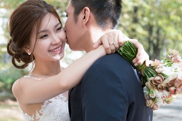 Á hậu Việt Nam 2014 - Diễm Trang   Đúng một năm sau khi đăng quang Á hậu Việt Nam 2014, Diễm Trang kết hôn với ông xã Xuân Du - một doanh nhân thành đạt ở Ba Lan. Đối với khán giả, họ không nghĩ nàng Á hậu xinh đẹp rời khỏi ánh hào quang của showbiz nhanh đến thế. Trước đó, Diễm Trang lừng danh tại nhiều cuộc thi sắc đẹp với tài năng và học vấn đáng nể. 