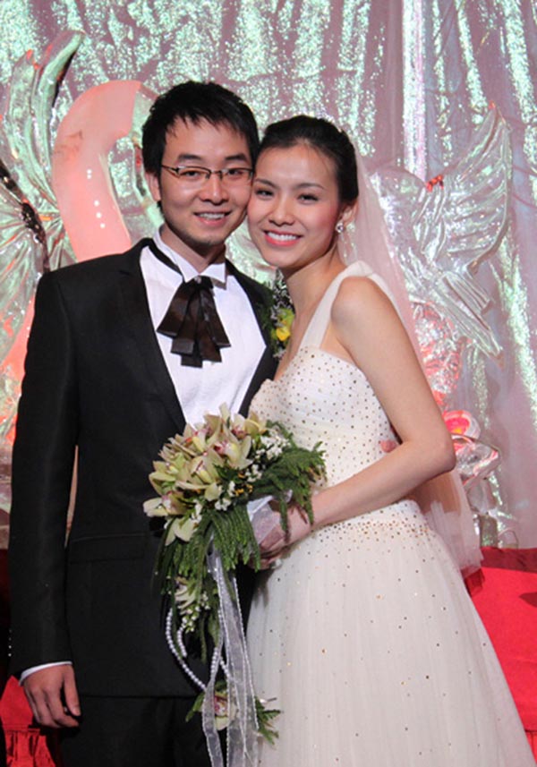 Hoa hậu Hoàn vũ Việt Nam 2008 - Thùy Lâm  Thùy Lâm từng là một ca sĩ kiêm diễn viên khá tiếng tăm. Năm 2008, Thùy Lâm đăng quang Hoa hậu Hoàn vũ Việt Nam, và sau đó xuất sắc lọt top 15 của cuộc thi Hoa hậu Hoàn vũ Thế giới.  Tuy nhiên sau vinh quang ấy, nàng hoa hậu lại quyết định lập gia đình với người đàn ông tài giỏi hơn cô 6 tuổi. Có thể nói, chồng của hoa hậu Thùy Lâm là một người đàn ông hoàn hảo về nhiều mặt. Anh sinh ra trong một gia đình khá giả, có trong tay tấm bằng Tiến sỹ về kinh tế, từng làm việc trong cơ quan đại diện của Ngân hàng Thế giới tại Việt Nam và hiện tại đã có công ty riêng.