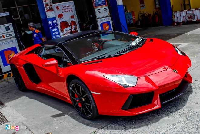 Aventador Roadster trong một lần đi đổ xăng ở Sài Gòn. Ảnh: TNTBros.