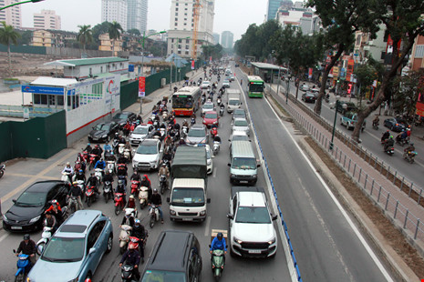 Theo ghi nhận trong buổi sáng nay tại tuyến đường Giảng Võ, làn đường dành cho xe buýt nhanh BRT được làm dải phân cách cứng, tạo nên sự tách biệt giữa các xe buýt nhanh BRT và các phương tiện tham gia giao thông khác.