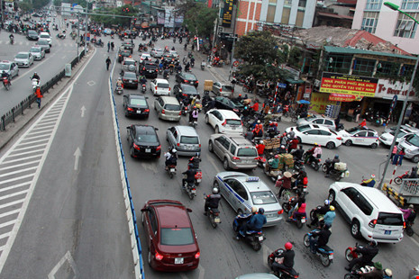 Hình ảnh trên cho thấy sự phân biệt giữa làn đường dành cho xe buýt nhanh BRT và làn phía bên ngoài dành cho các phương tiện khác.