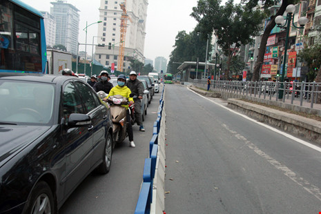 Ông Hải cho rằng nhiều nước trên thế giới đã áp dụng việc lắp dải phân cách cứng trên toàn tuyến BRT. Nhưng ở Việt Nam, cơ sở hạ tầng không cho phép để ưu tiên hoàn toàn cho buýt nhanh.