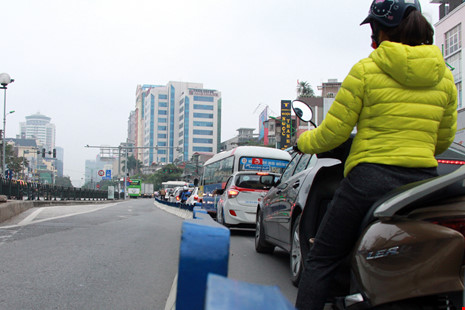 Theo quan sát, sáng nay mặc dù mặt đường BRT rất thông thoáng nhưng ở các điểm này, làn đường dành cho các phương tiện khác lại ùn ứ, tắc nghẽn. Người tham gia giao thông gặp nhiều khó khăn.