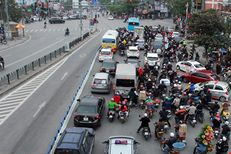 Tại các nút giao cắt giao thông hỗn độn, chen chúc.
